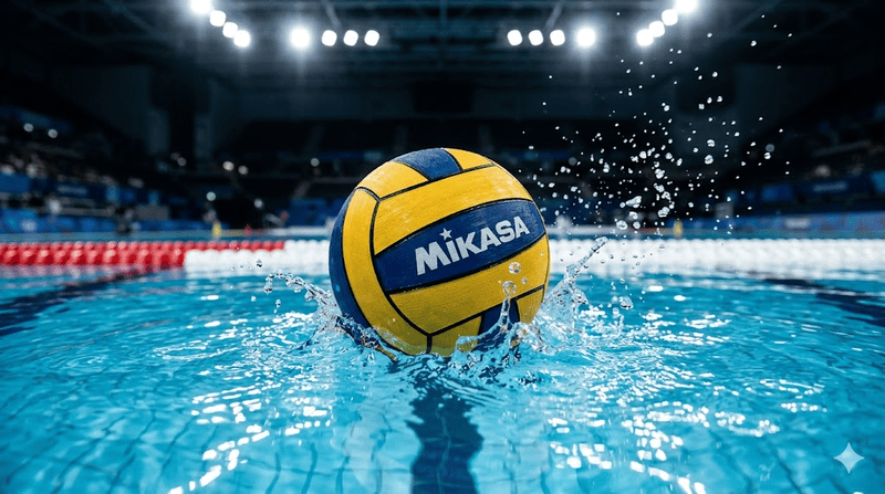 Dettaglio ravvicinato cinematografico di un pallone da pallanuoto che galleggia sulla superficie di una piscina professionale con spruzzi d'acqua congelati in movimento sotto le luci dell'arena sportiva.