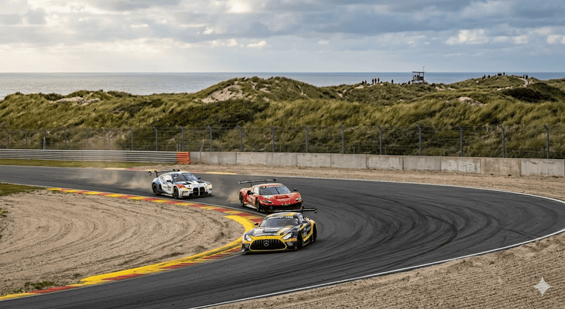 Vetture DTM sfrecciano sul circuito.