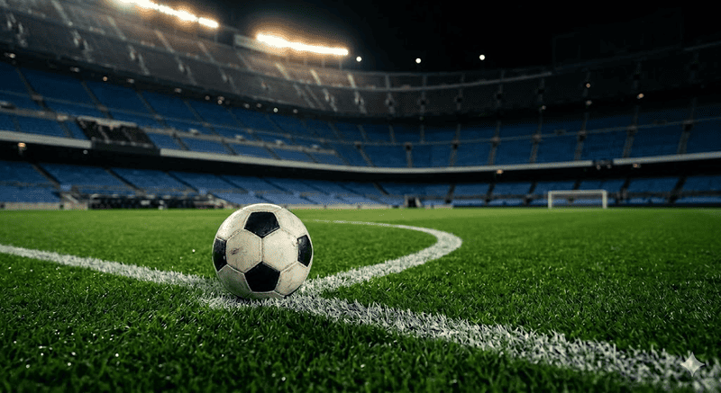 Dettaglio di un pallone da calcio a centrocampo sotto i riflettori di uno stadio, pronto per il calcio d'inizio di una finale europea.