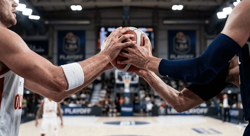Due giocatori di basket si contendono la palla a spicchi al centro del campo.