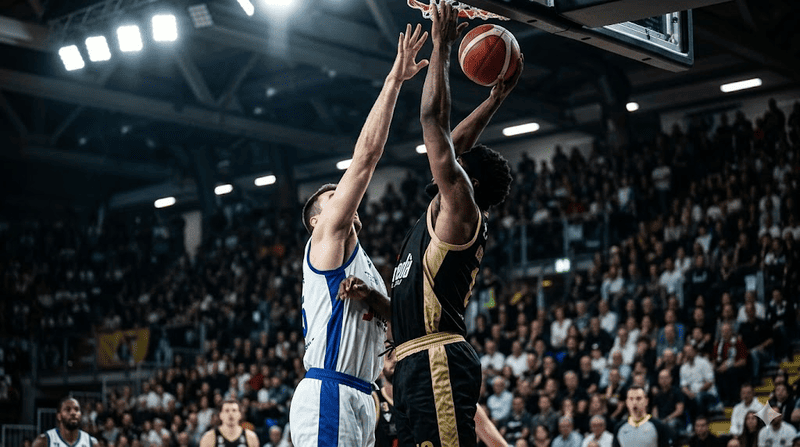 Azione di gioco tra due cestisti impegnati nei Playoff della massima serie italiana.