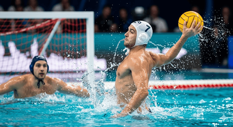 Giocatore di pallanuoto si eleva dall'acqua caricando il tiro verso la porta.