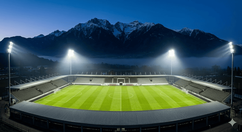 Campo vuoto pronto ad ospitare Sudtirol e Bari per il ritorno dei Playout di Serie B.