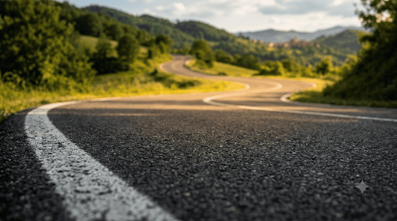 Strada di campagna pronta ad ospitare il passaggio del Giro d'Italia.