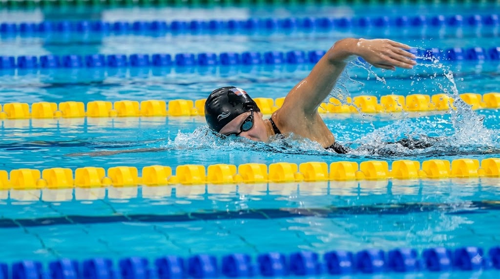 Europei di Nuoto 14 agosto 2026, atleta impegnata nei 100 stile libero.