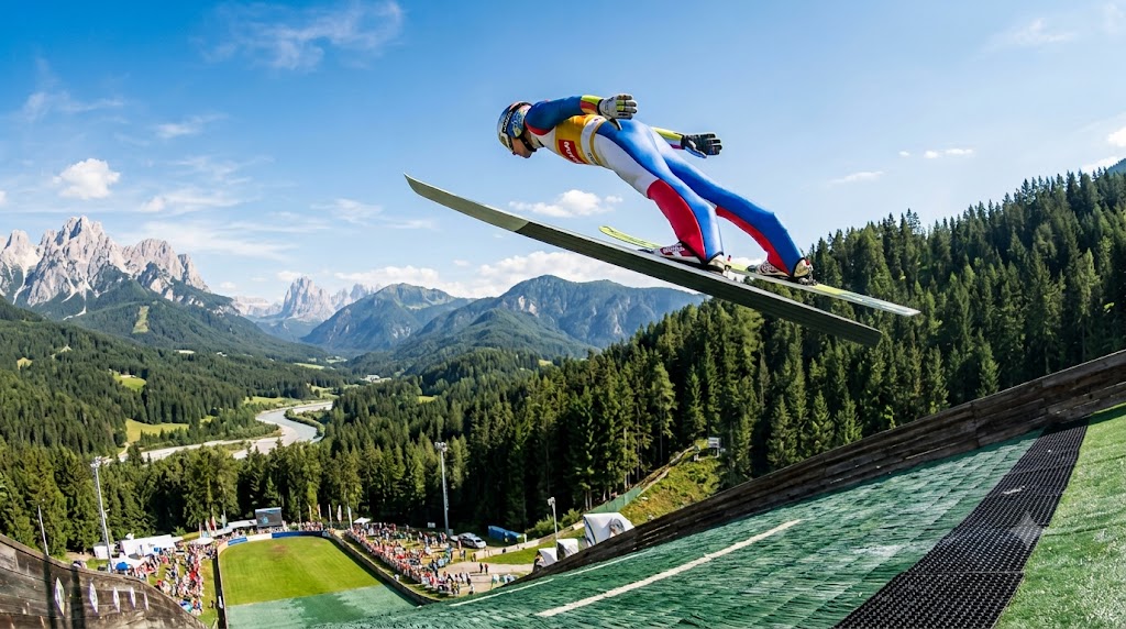 Grand Prix salto con gli sci Courchevel, atleta di casa dopo lo stacco.