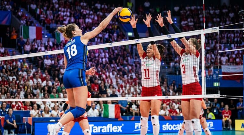 Azione di gioco tra Italia e Polonia nelle semifinale degli Europei di volley donne.